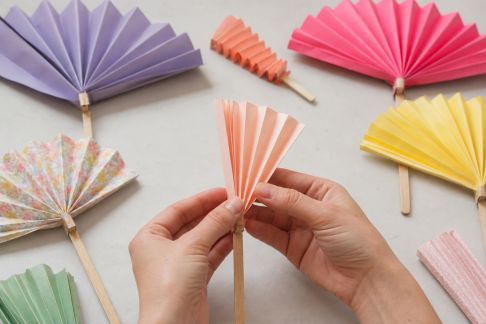 Fabriquer des éventails en papier coloré pour un EVJF en été