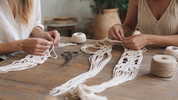 Fabriquer des suspensions en macramé pour une déco bohème d’EVJF