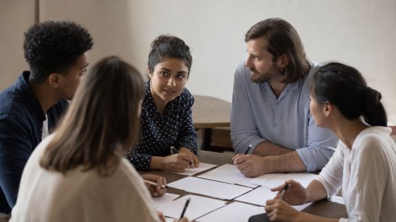 Les ateliers d’écriture collective : booster la créativité et l’écoute du groupe