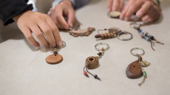 Créer des portes-clés souvenirs pour chaque participante à l’EVJF