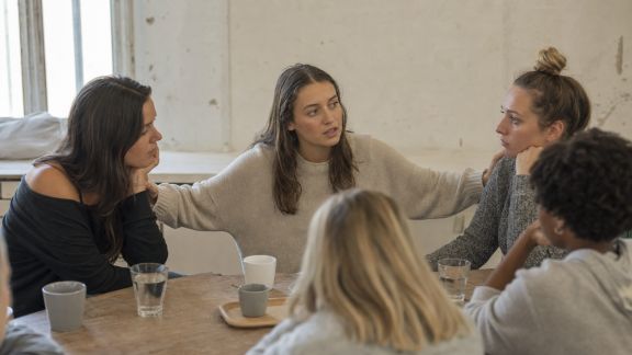 Témoin et médiateur : gérer les conflits au sein du groupe EVJF