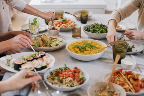 Cuisine du monde à domicile : tour des saveurs pour un EVJF gourmand