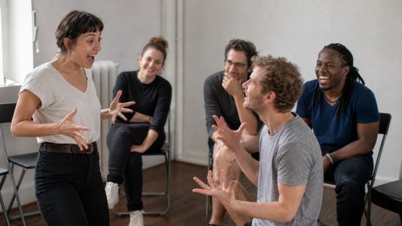Ateliers de création de sketchs humoristiques : mettre l’ambiance avec la bonne humeur