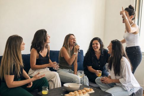 Initier une séance de karaoké thématique pour souder le groupe lors de l'EVJF
