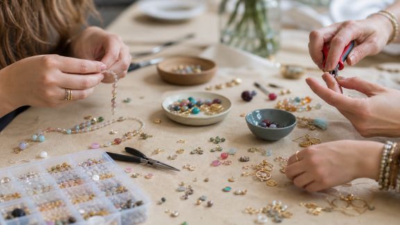Organiser un atelier création de bijoux : un souvenir personnalisé pour toutes