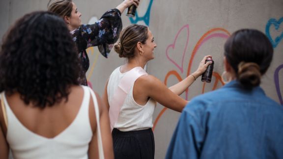 Découverte du street art en groupe : parcours créatif pour la future mariée