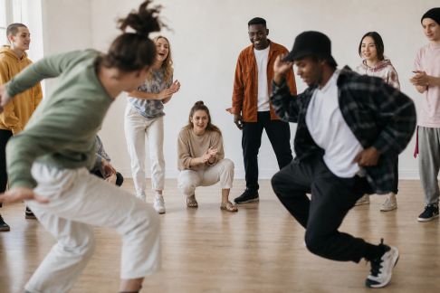 Organiser une battle de danse : conseils pour une animation inoubliable entre amies