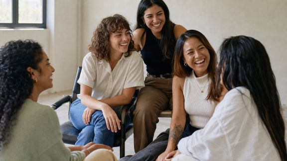 Réussir l’intégration d’une nouvelle amie dans le groupe EVJF : conseils pour témoins