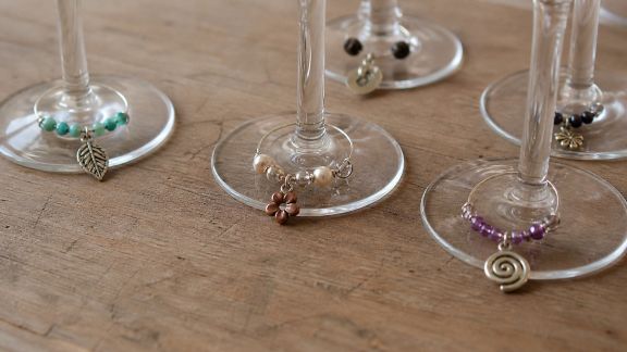 Comment créer des marque-verres originaux pour personnaliser la fête