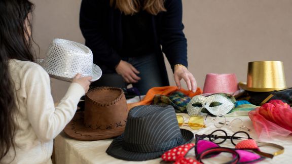 Séance photo thématique : costumes et accessoires pour des souvenirs uniques
