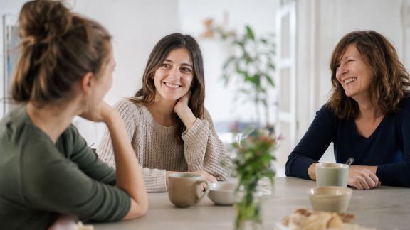 Gérer les différentes générations lors d’un EVJF : mode d’emploi pour témoins