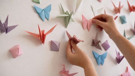 DIY décor mural en origami : apportez de la couleur à votre EVJF