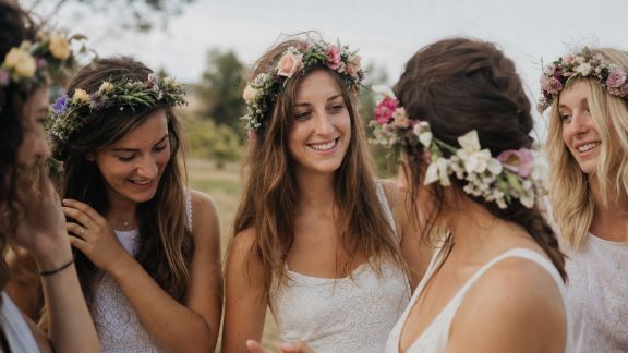Adopter la tendance flower crown pour une touche bohème réussie lors d’un EVJF