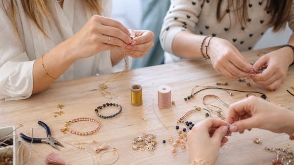 Organiser un atelier DIY accessoires tendance pour la team EVJF