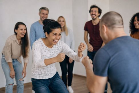 Utiliser le théâtre d’impro pour renforcer la cohésion et l’audace en groupe