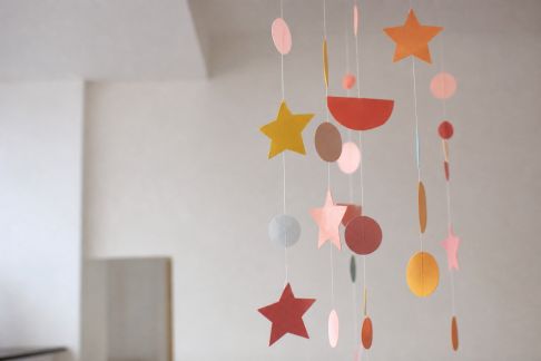 Fabriquer un mobile suspendu en papier pour décorer la salle de fête