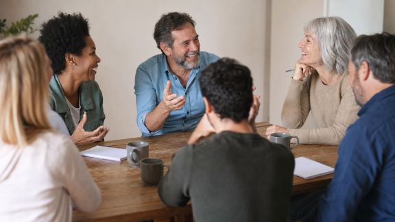 Mettre en place un débat décalé : animer la soirée avec humour et convivialité
