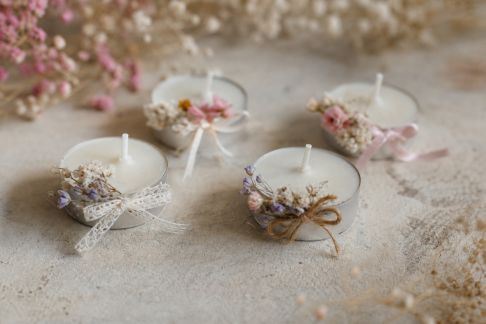 Idées pour customiser des bougies chauffe-plat à l’image de la future mariée