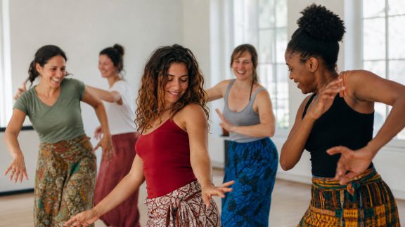 Initiation à la danse du monde : rythmes et convivialité entre copines