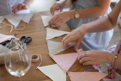 Confectionner des fanions personnalisés pour embellir la fête d’EVJF