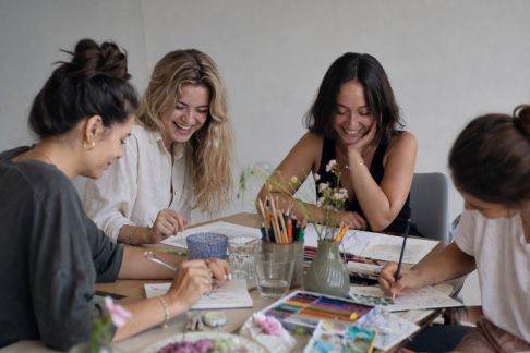 Jeux autour de l’art et du dessin : stimuler la créativité lors d’un EVJF artistique