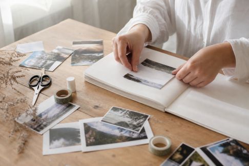Tuto : fabriquer un livre d’or illustré de clichés souvenirs