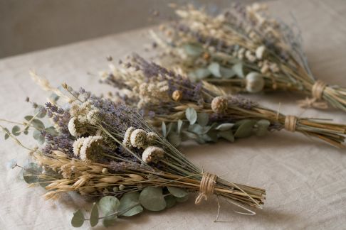 Créer des fleurs séchées en décoration pour un EVJF authentique