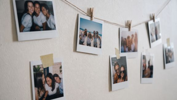 Comment transformer des polaroids en décorations murales originales pour l’EVJF